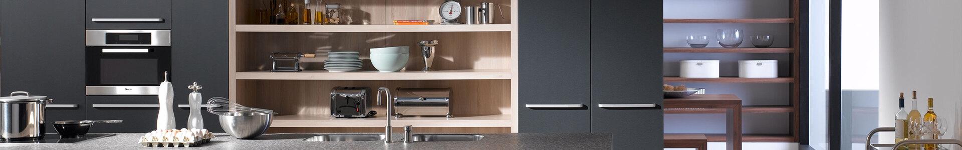 Impression einer offenen Küche mit Küchentheke Impression einer offenen Küche mit Küchentheke in dunkler Anthrazit-Lackierung