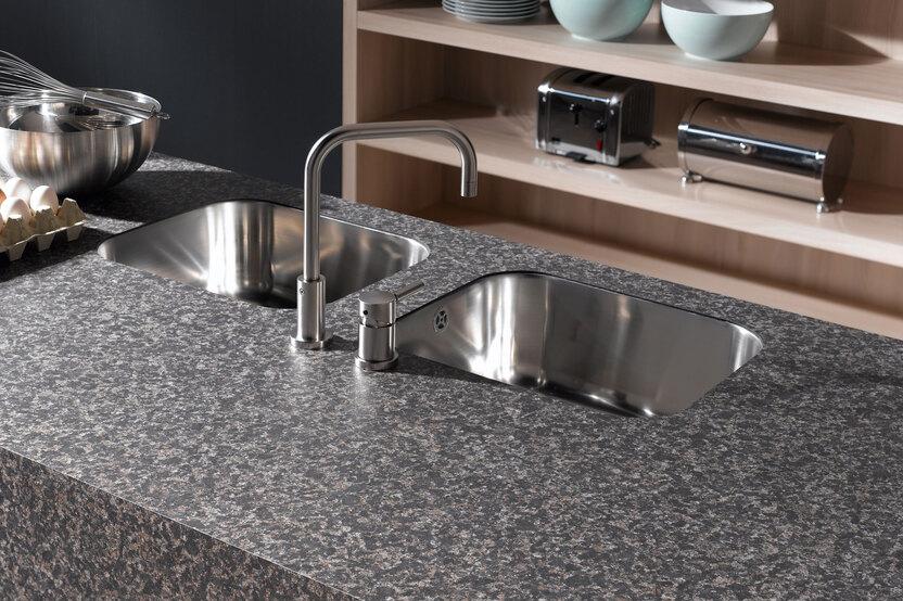 Detailaufnahme einer Arbeitsplatte mit integriertem Doppelspülbecken Detailaufnahme einer Arbeitsplatte in Steinoptik mit integriertem Doppelspülbecken
