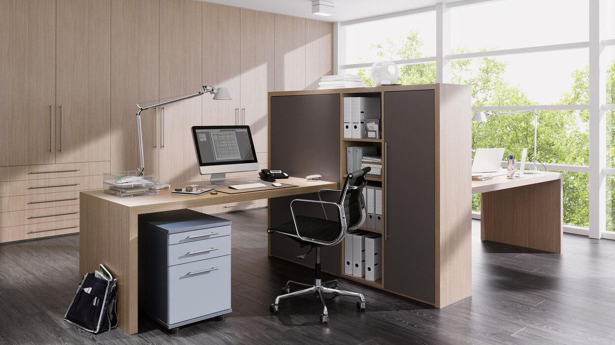 Impression von freistehenden Büromöbeln in L-Form mit hellem Einbauschrank im Hintergrund