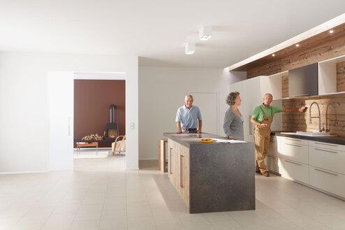 Präsentation einer Küche durch einen Betrieb für Innenausbau in einem Showroom