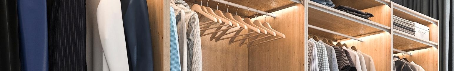 Kleiderschrank mit viel Stauraum