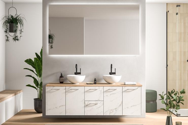 Luxuriöses Bad nach Maß mit Marmorelementen Helles, maßangefertigtes Badezimmer mit marmorierter Unterschrankfront, Doppelwaschbecken und grünen Pflanzen für eine natürliche Atmosphäre.