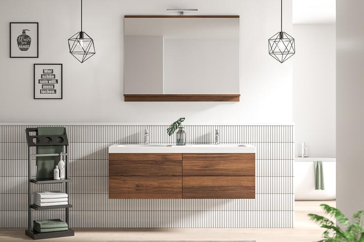 Maßgeschneidertes Bad mit edlen Holzdetails Elegantes Bad nach Maß mit dunklen Holzschubladen, minimalistischen schwarzen Pendelleuchten und klassischen Metrofliesen.