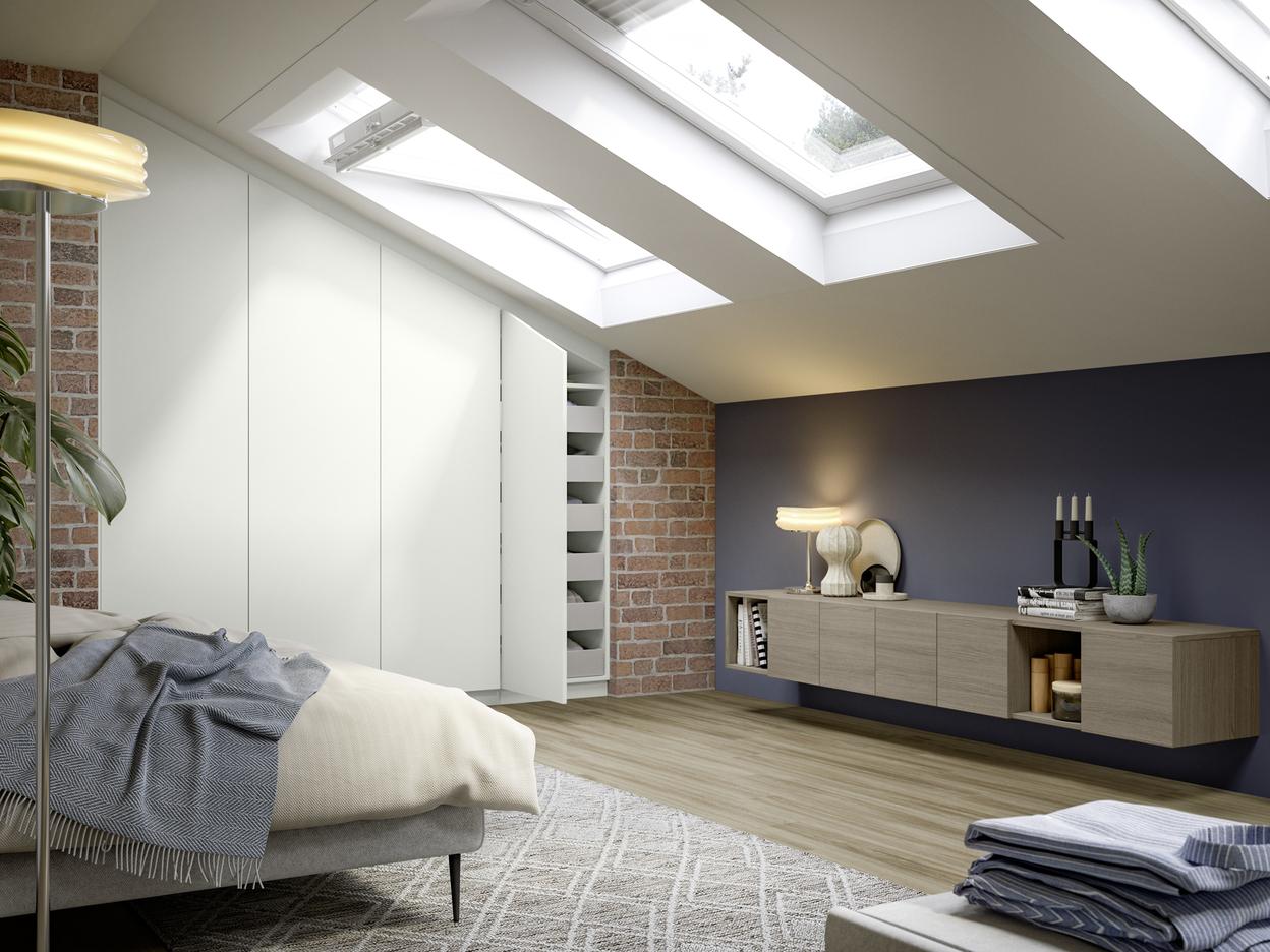 Dachgeschoss-Schlafzimmer mit eingepasstem Schrank nach Maß. Ein großzügiger, weißer Schrank nach Maß nutzt geschickt die Schrägen des Dachgeschosses für optimalen Stauraum in diesem gemütlichen Schlafzimmer.