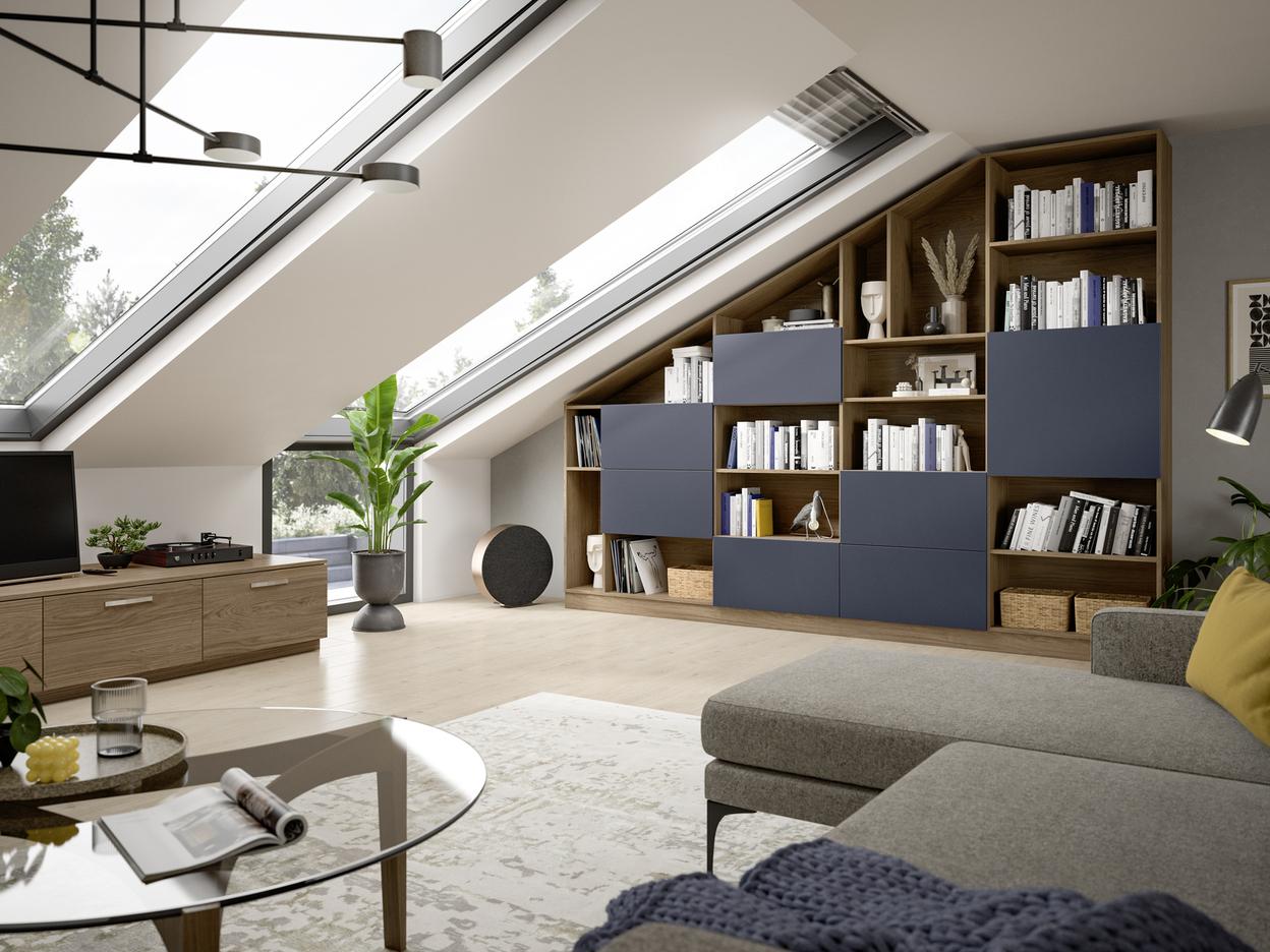 Wohnzimmer mit Dachschrägen und integriertem Schrank nach Maß. Ein maßgefertigter Schrank in Holz und Blau, der sich perfekt an die Dachschrägen anpasst, sorgt in diesem Wohnzimmer für eine elegante Aufbewahrungslösung.